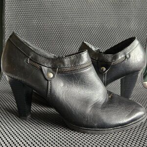 Black Jaclyn Smith Santana ankle boots